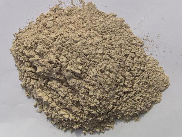 礬土性質(zhì) 礬土主要成分是氧化鋁，為煉鋁和耐火材料的主要原料。白色或灰白色，因含鐵而呈褐黃或淺紅色。密度3.45g/cm3，硬度1～3，不透明，質(zhì)脆。極難熔化，不溶于水，能溶于硫酸、氫氧化鈉溶液。 地區(qū)分布 中國鋁土礦資源比較豐富，在全國18個省、自治區(qū)、直轄市已查明鋁土礦產(chǎn)地205處，其中大型產(chǎn)地72處（不包括臺灣），主要分布在山西、山東、河北、河南、貴州、四川、廣西、遼寧、湖南等地。 投資前景 1.可用于煉鋁工業(yè)。用于國防、航空、汽車、電器、化工、日常生活用品等。 2.可用于精密鑄造。礬土熟料加工成細(xì)粉做成鑄模后精鑄。用于軍工、航天、通訊、儀表、機(jī)械及醫(yī)療器械部門。 3.可用于耐火制品。高鋁礬土熟料耐火度高達(dá)1780℃，化學(xué)穩(wěn)定性強(qiáng)、物理性能良好。 4.硅酸鋁耐火纖維。用于鋼鐵、有色冶金、電子、石油、化工、宇航、原子能、國防等多種工業(yè)，消防人員可用耐火纖維布做成衣服。 5.制造礬土水泥、研磨材料、陶瓷工業(yè)以及化學(xué)工業(yè)可制鋁的各種化合物。 鋁礬土磨粉制備 鋁礬土粉是選用煅燒過的熟鋁礬土礦石用雷蒙磨加工制成的細(xì)粉，粒度通常為100目-325目，在耐火材料行業(yè)得到了廣泛的應(yīng)用。通常加工的流程為先經(jīng)顎式破碎機(jī)進(jìn)行破碎，然后篩分進(jìn)入鋁礬土雷蒙磨或鋁礬土超細(xì)磨粉機(jī)中，進(jìn)行鋁礬土粉制備，使其應(yīng)用更加廣泛。
