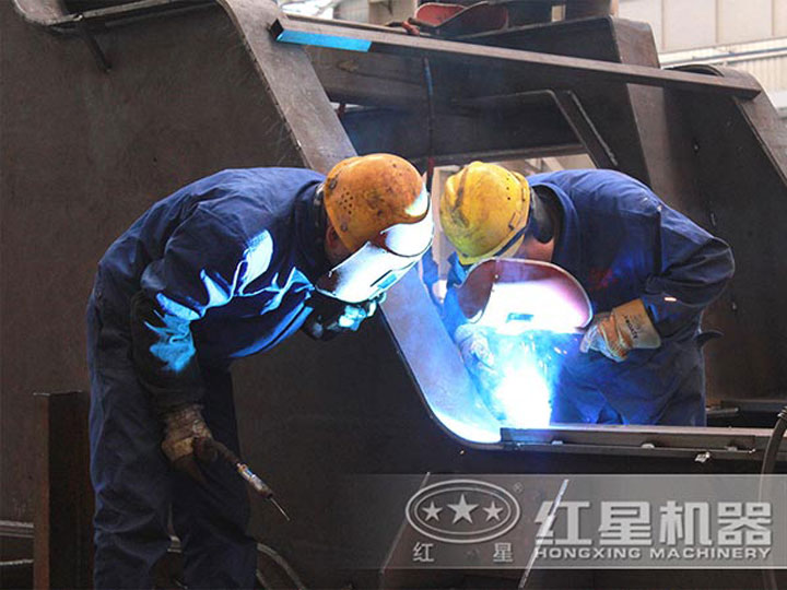 車間生產(chǎn)加工移動破碎機(jī)，每一臺設(shè)備都是匠心打造