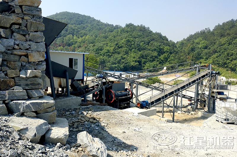 顎式細(xì)破碎機(jī)破碎現(xiàn)場(chǎng)，搭配制砂機(jī)使用
